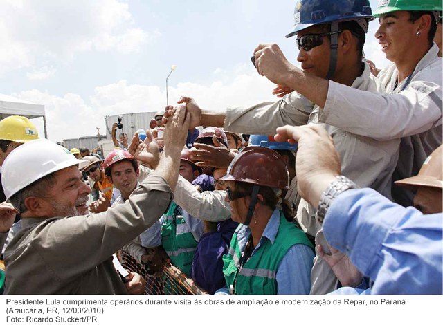 Presidente Lula cumprimenta operários durante visita às obras de ampliação e modernização da Repar, no Paraná.