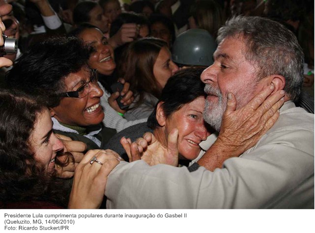 Presidente Lula cumprimenta populares durante cerimônia de inauguração do Gasoduto Rio de Janeiro-Belo Horizonte II (Gasbel II).