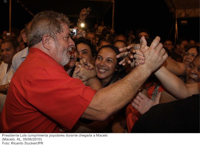 Presidente Lula cumprimenta populares durante chegada a Maceió.
