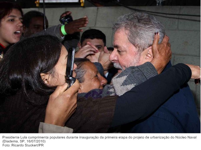 Presidente Lula cumprimenta populares durante inauguração da primeira etapa do projeto de urbanização do Núcleo Naval (2).