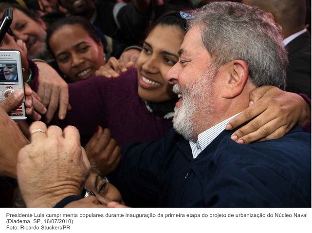 Presidente Lula cumprimenta populares durante inauguração da primeira etapa do projeto de urbanização do Núcleo Naval (3).