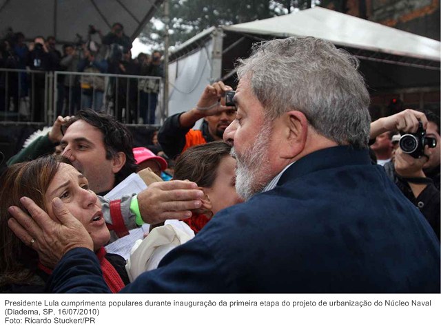 Presidente Lula cumprimenta populares durante inauguração da primeira etapa do projeto de urbanização do Núcleo Naval.