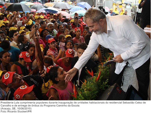 Presidente Lula cumprimenta populares durante inauguração de unidades habitacionais do residencial Sebastião Celso de Carvalho e de entrega de ônibus do Programa Caminho da Escola.
