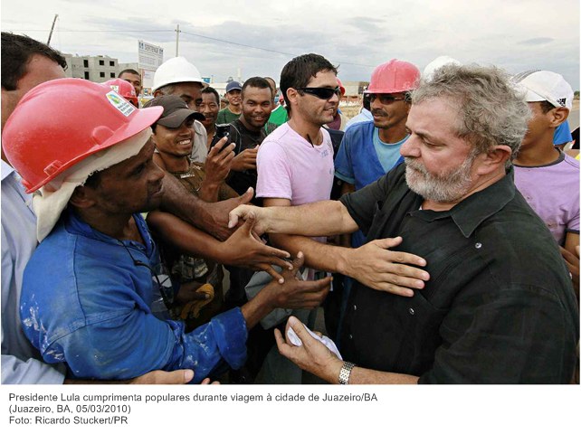 Presidente Lula cumprimenta populares durante viagem à cidade de Juazeiro-BA (2).