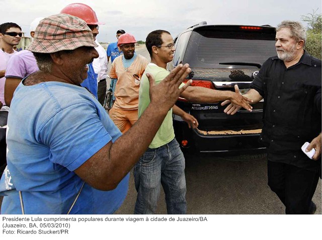 Presidente Lula cumprimenta populares durante viagem à cidade de Juazeiro-BA.