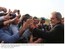 Presidente Lula cumprimenta populares durante visita à cidade de Santa Cruz do Sul.