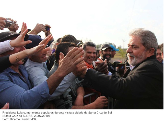 Presidente Lula cumprimenta populares durante visita à cidade de Santa Cruz do Sul.