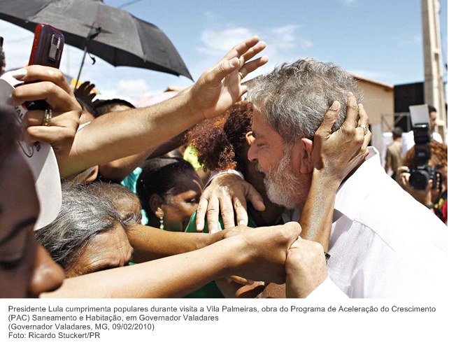 Presidente Lula cumprimenta populares durante visita a Vila Palmeiras, obra do Programa de Aceleração do Crescimento (PAC) Saneamento e Habitação, em Governador Valadares (2).