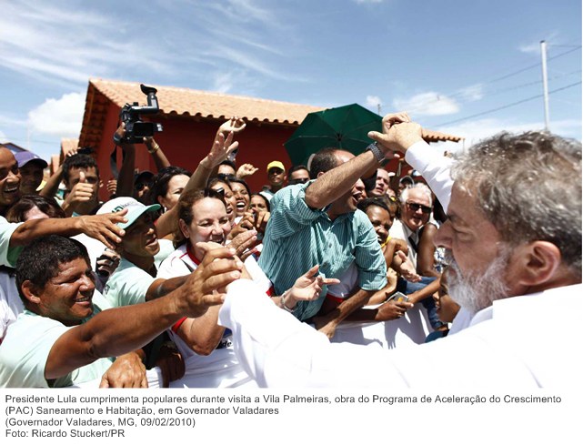 Presidente Lula cumprimenta populares durante visita a Vila Palmeiras, obra do Programa de Aceleração do Crescimento (PAC) Saneamento e Habitação, em Governador Valadares (3)