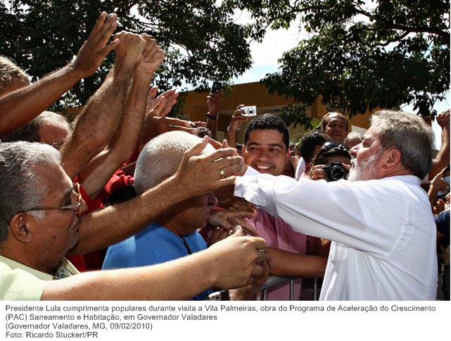 Presidente Lula cumprimenta populares durante visita a Vila Palmeiras, obra do Programa de Aceleração do Crescimento (PAC) Saneamento e Habitação, em Governador Valadares.