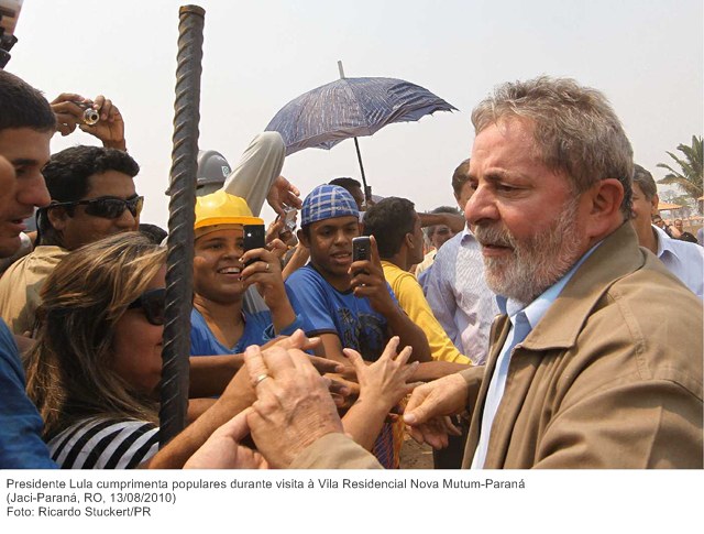 Presidente Lula cumprimenta populares durante visita à Vila Residencial Nova Mutum-Paraná (2).