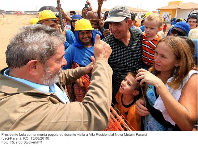 Presidente Lula cumprimenta populares durante visita à Vila Residencial Nova Mutum-Paraná (3).