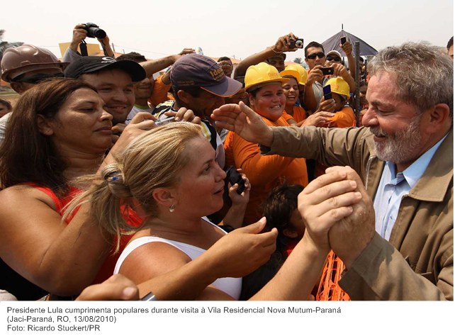 Presidente Lula cumprimenta populares durante visita à Vila Residencial Nova Mutum-Paraná.