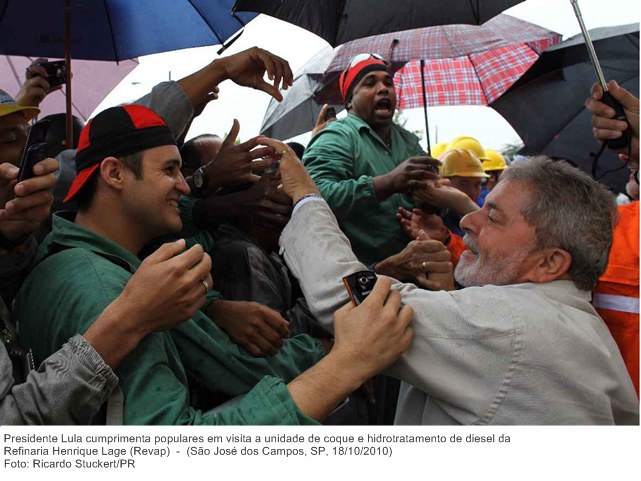 Presidente Lula cumprimenta populares em visita a unidade de coque e hidrotratamento de diesel da Refinaria Henrique Lage (Revap)