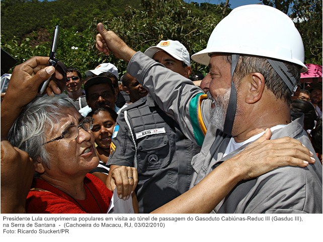 Presidente Lula cumprimenta populares em visita ao túnel de passagem do Gasoduto Cabiúnas-Reduc III (Gasduc III), na Serra de Santana