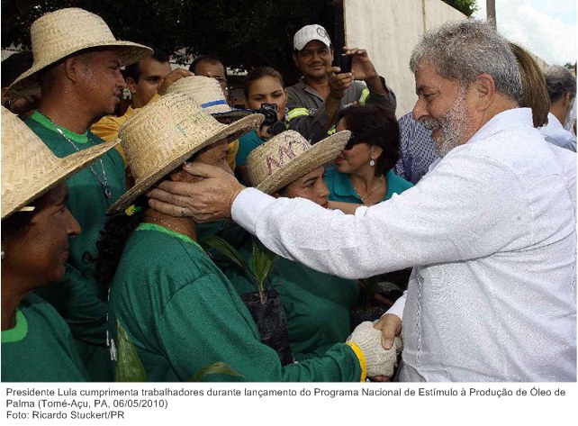 Presidente Lula cumprimenta trabalhadores durante lançamento do Programa Nacional de Estímulo à Produção de Óleo de Palma