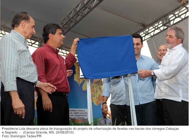 Presidente Lula descerra placa de inauguração do projeto de urbanização de favelas nas bacias dos córregos Cabaças e Segredo