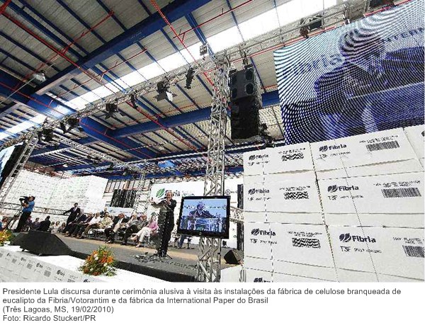 Presidente Lula discursa durante cerimônia alusiva à visita às instalações da fábrica de celulose branqueada de eucalipto da Fibria-Votorantim e da fábrica da International Paper do Brasil.