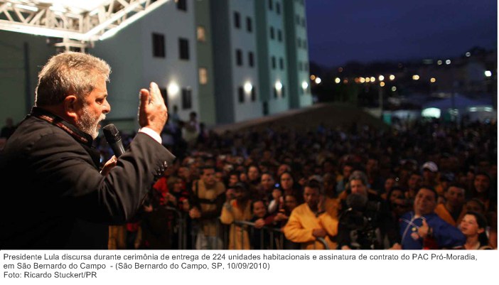 Presidente Lula discursa durante cerimônia de entrega de 224 unidades habitacionais e assinatura de contrato do PAC Pró-Moradia, em São Bernardo do Campo.