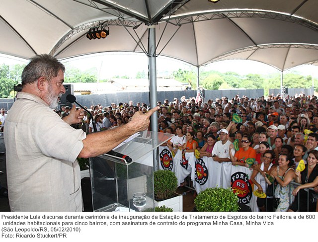 Presidente Lula discursa durante cerimônia de inauguração da Estação de Tratamento de Esgotos do bairro Feitoria e de 600 unidades habitacionais para cinco bairros, com assinatura de contrato