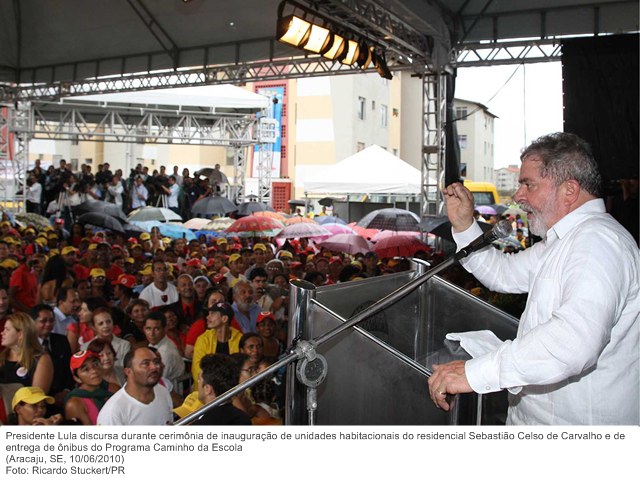 Presidente Lula discursa durante cerimônia de inauguração de unidades habitacionais do residencial Sebastião Celso de Carvalho e de entrega de ônibus do Programa Caminho da Escola.