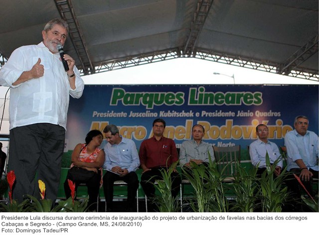 Presidente Lula discursa durante cerimônia de inauguração do projeto de urbanização de favelas nas bacias dos córregos Cabaças e Segredo.