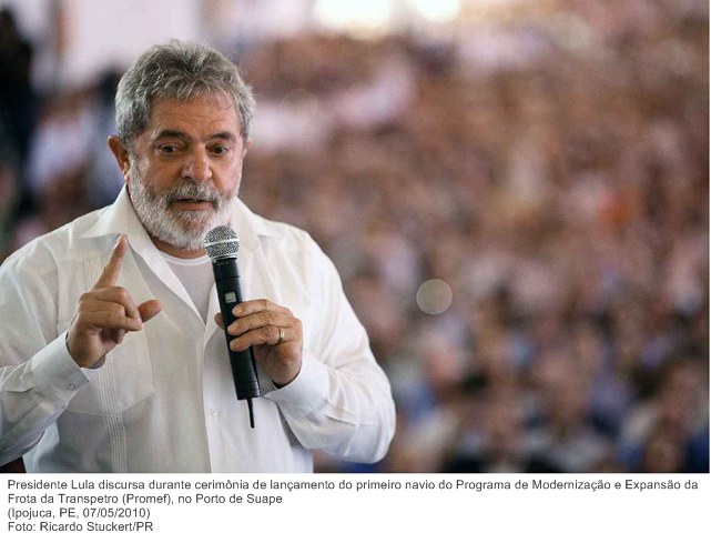 Presidente Lula discursa durante cerimônia de lançamento do primeiro navio do Programa de Modernização e Expansão da Frota da Transpetro (Promef), no Porto de Suape.