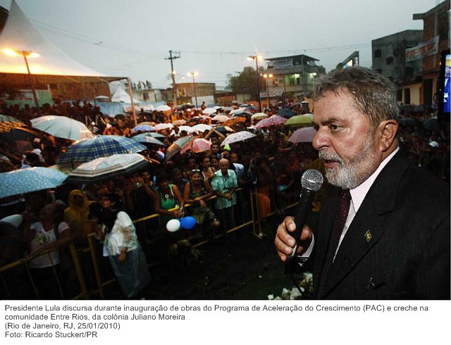 Presidente Lula discursa durante inauguração de obras do Programa de Aceleração do Crescimento (PAC) e creche na comunidade Entre Rios, da colônia Juliano Moreira.