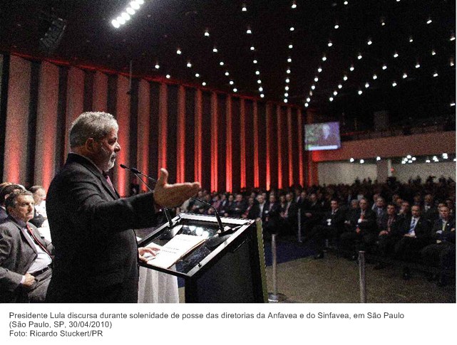 Presidente Lula discursa durante solenidade de posse das diretorias da Anfavea e do Sinfavea, em São Paulo.