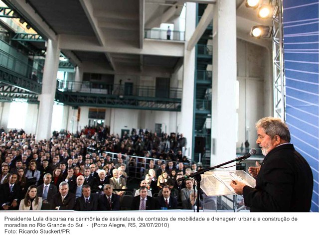 Presidente Lula discursa na cerimônia de assinatura de contratos de mobilidade e drenagem urbana e construção de moradias no Rio Grande do Sul.
