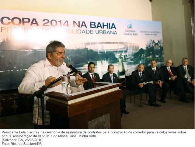 Presidente Lula discursa na cerimônia de assinatura de contratos para construção de corredor para veículos leves sobre pneus, recuperação da BR-101 e do Minha Casa, Minha Vida.