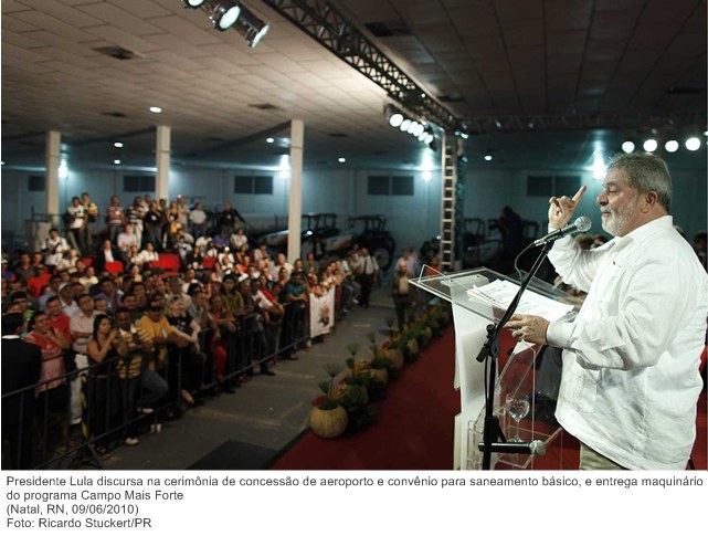 Presidente Lula discursa na cerimônia de concessão de aeroporto e convênio para saneamento básico, e entrega maquinário do programa Campo Mais Forte (2).