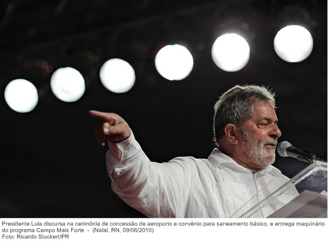 Presidente Lula discursa na cerimônia de concessão de aeroporto e convênio para saneamento básico, e entrega maquinário do programa Campo Mais Forte.