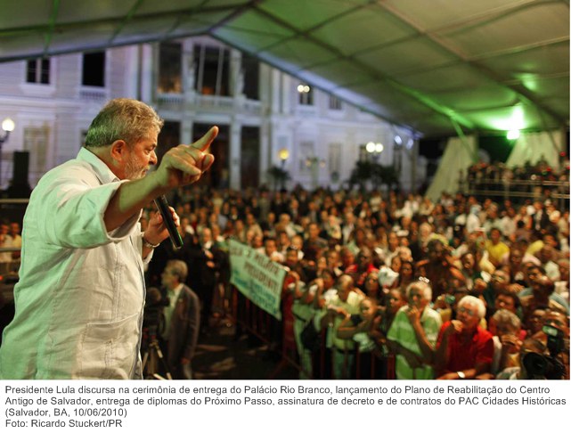 Presidente Lula discursa na cerimônia de entrega do Palácio Rio Branco, lançamento do Plano de Reabilitação do Centro Antigo de Salvador, entrega de diplomas do Próximo Passo.
