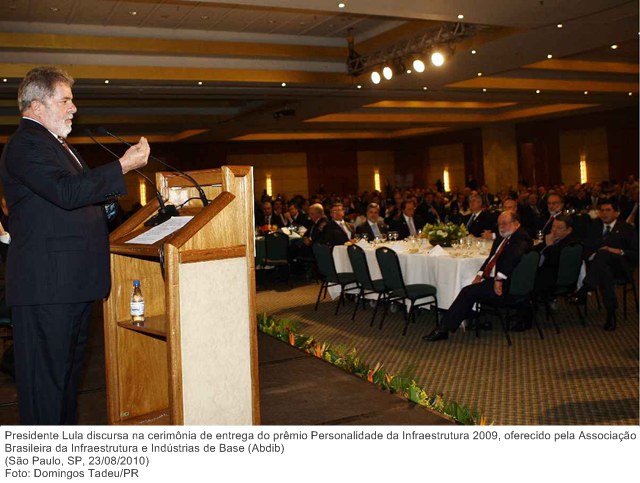 Presidente Lula discursa na cerimônia de entrega do prêmio Personalidade da Infraestrutura 2009, oferecido pela Associação Brasileira da Infraestrutura e Indústrias de Base (Abdib).