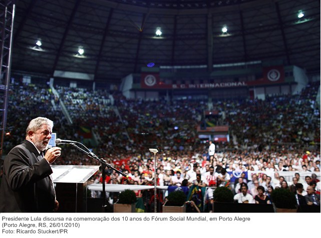 Presidente Lula discursa na comemoração dos 10 anos do Fórum Social Mundial, em Porto Alegre.