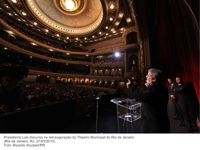 Presidente Lula discursa na reinauguração do Theatro Municipal do Rio de Janeiro.