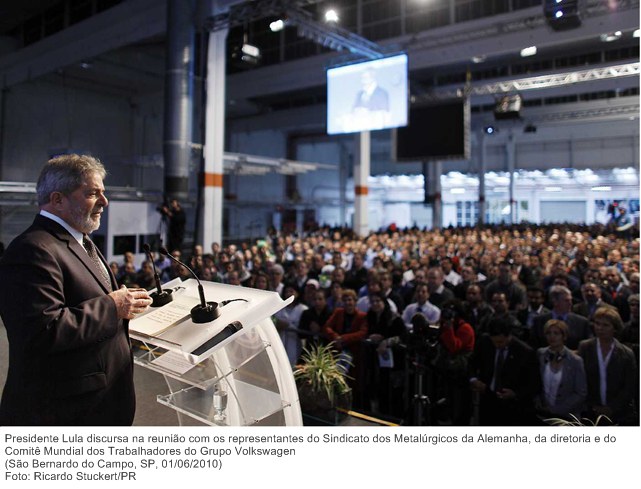 Presidente Lula discursa na reunião com os representantes do Sindicato dos Metalúrgicos da Alemanha, da diretoria e do Comitê Mundial dos Trabalhadores do Grupo Volkswagen .