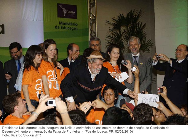 Presidente Lula durante aula inaugural da Unila e cerimônia de assinatura do decreto de criação da Comissão de Desenvolvimento e Integração da Faixa de Fronteira (3)
