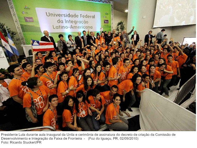 Presidente Lula durante aula inaugural da Unila e cerimônia de assinatura do decreto de criação da Comissão de Desenvolvimento e Integração da Faixa de Fronteira (5).