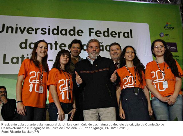 Presidente Lula durante aula inaugural da Unila e cerimônia de assinatura do decreto de criação da Comissão de Desenvolvimento e Integração da Faixa de Fronteira.