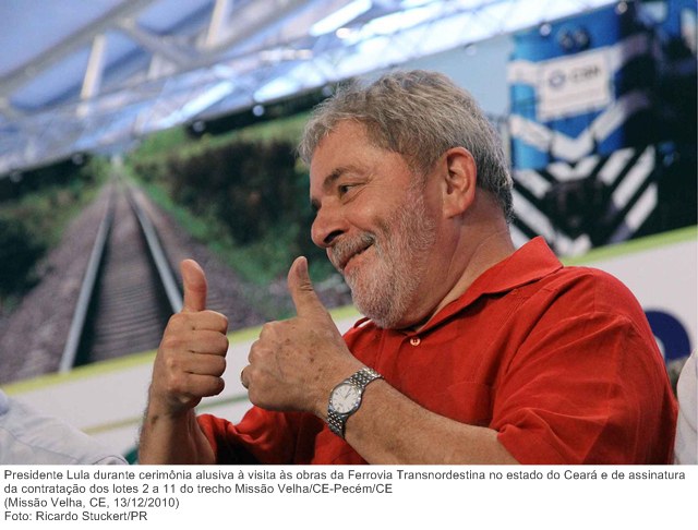 Presidente Lula durante cerimônia alusiva à visita às obras da Ferrovia Transnordestina no estado do Ceará e de assinatura da contratação dos lotes 2 a 11 do trecho Missão VelhaCE-PecémCE.