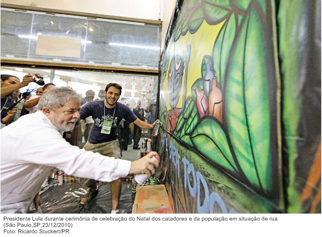 Presidente Lula durante cerimônia de celebração do Natal dos catadores e da população em situação de rua .