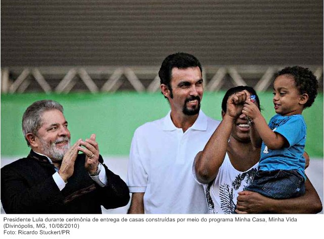 Presidente Lula durante cerimônia de entrega de casas construídas por meio do programa Minha Casa, Minha Vida.