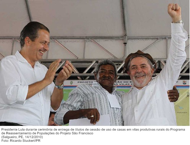 Presidente Lula durante cerimônia de entrega de títulos de cessão de uso de casas em vilas produtivas rurais do Programa de Reassentamento de Populações do Projeto São Francisco.