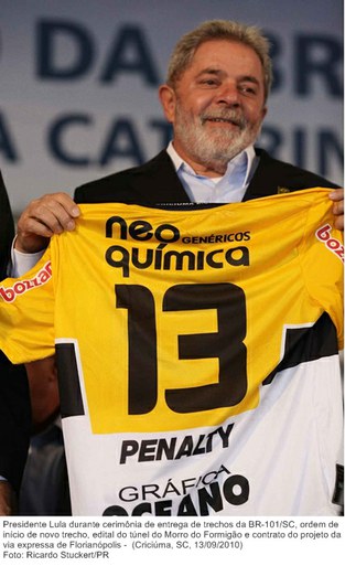 Presidente Lula durante cerimônia de entrega de trechos da BR-101SC, ordem de início de novo trecho, edital do túnel do Morro do Formigão e contrato do projeto da via expressa de Florianópolis.