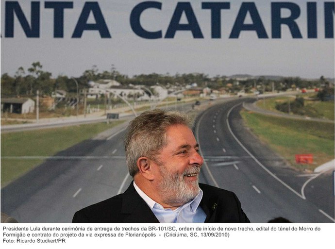 Presidente Lula durante cerimônia de entrega de trechos da BR-101SC, ordem de início de novo trecho, edital do túnel do Morro do Formigão e contrato do projeto da via expressa de Florianópolis.