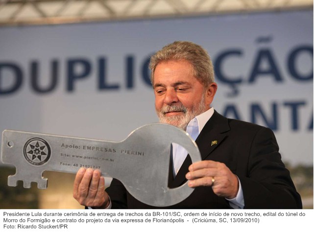 Presidente Lula durante cerimônia de entrega de trechos da BR-101SC, ordem de início de novo trecho, edital do túnel do Morro do Formigão e contrato do projeto da via expressa de Florianópolis.
