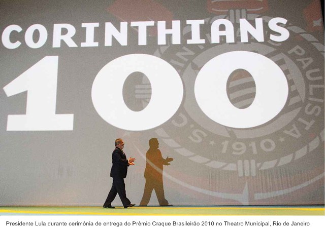 Presidente Lula durante cerimônia de entrega do Prêmio Craque Brasileirão 2010 no Teatro Municipal, Rio de Janeiro.