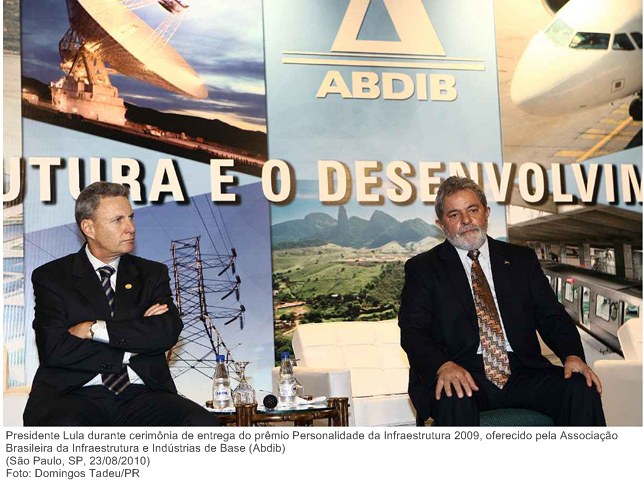 Presidente Lula durante cerimônia de entrega do prêmio Personalidade da Infraestrutura 2009, oferecido pela Associação Brasileira da Infraestrutura e Indústrias de Base (Abdib).